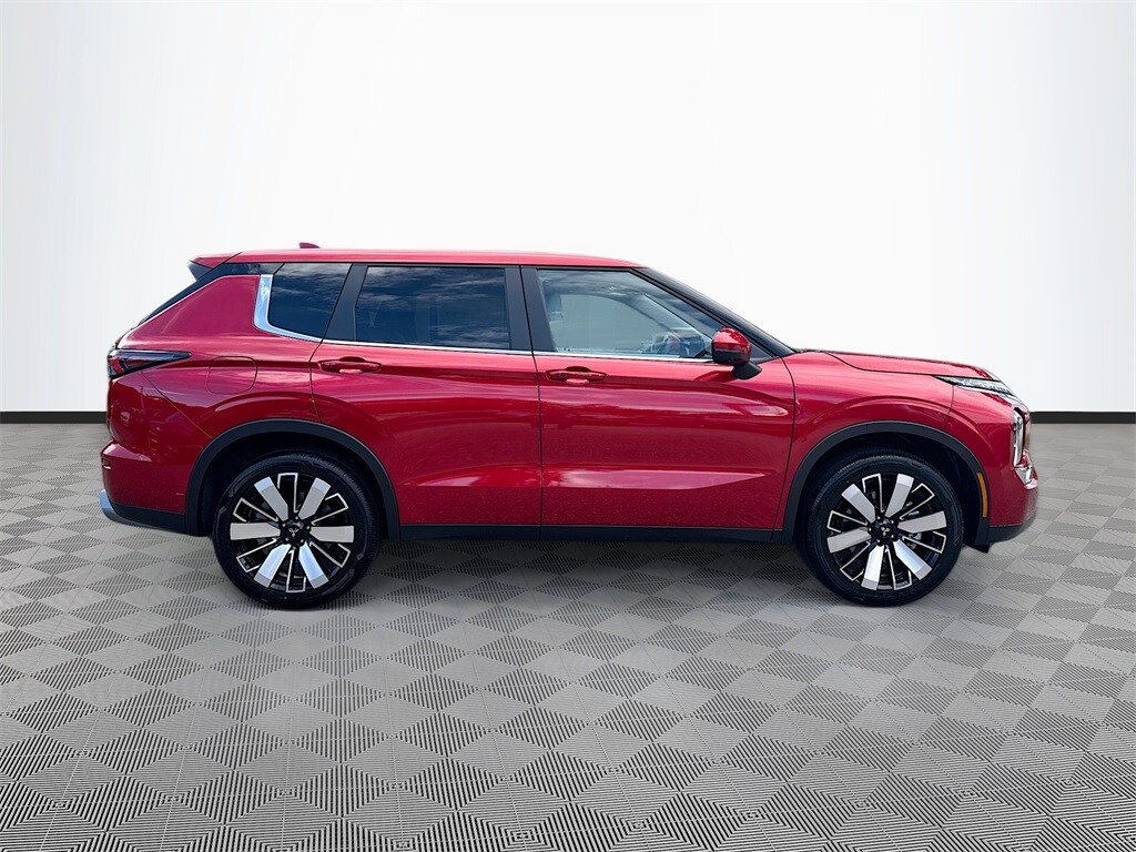 2025 Mitsubishi Outlander SE photo 4