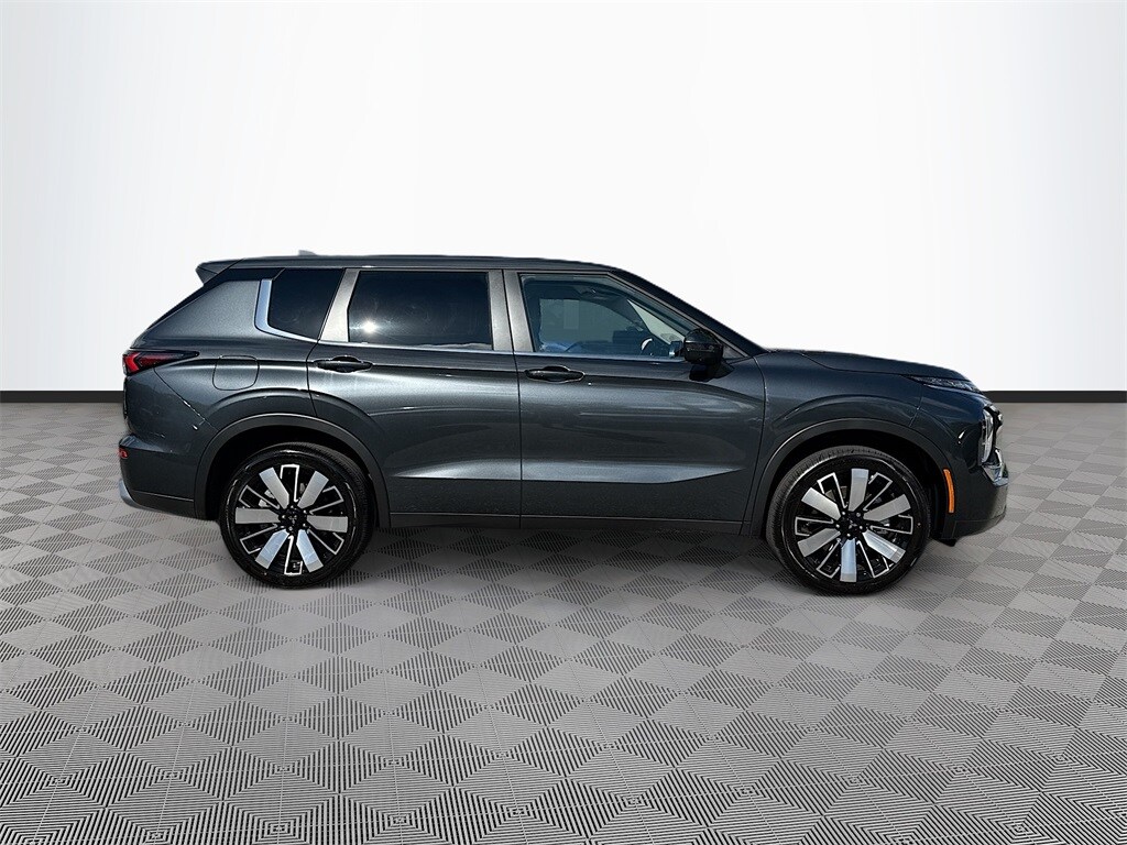 2025 Mitsubishi Outlander SE photo 4