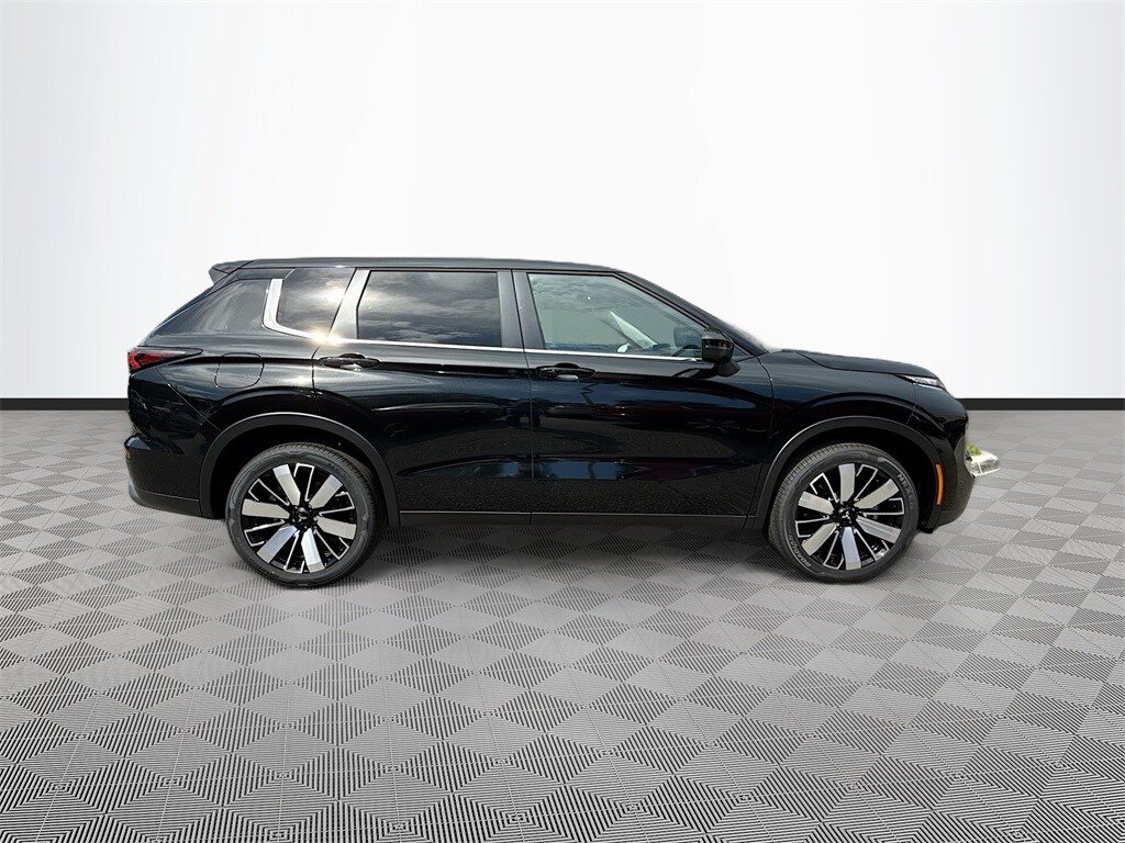 2025 Mitsubishi Outlander SE photo 3