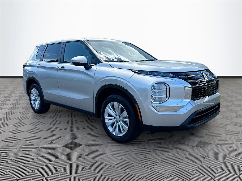 2025 Mitsubishi Outlander ES photo 3