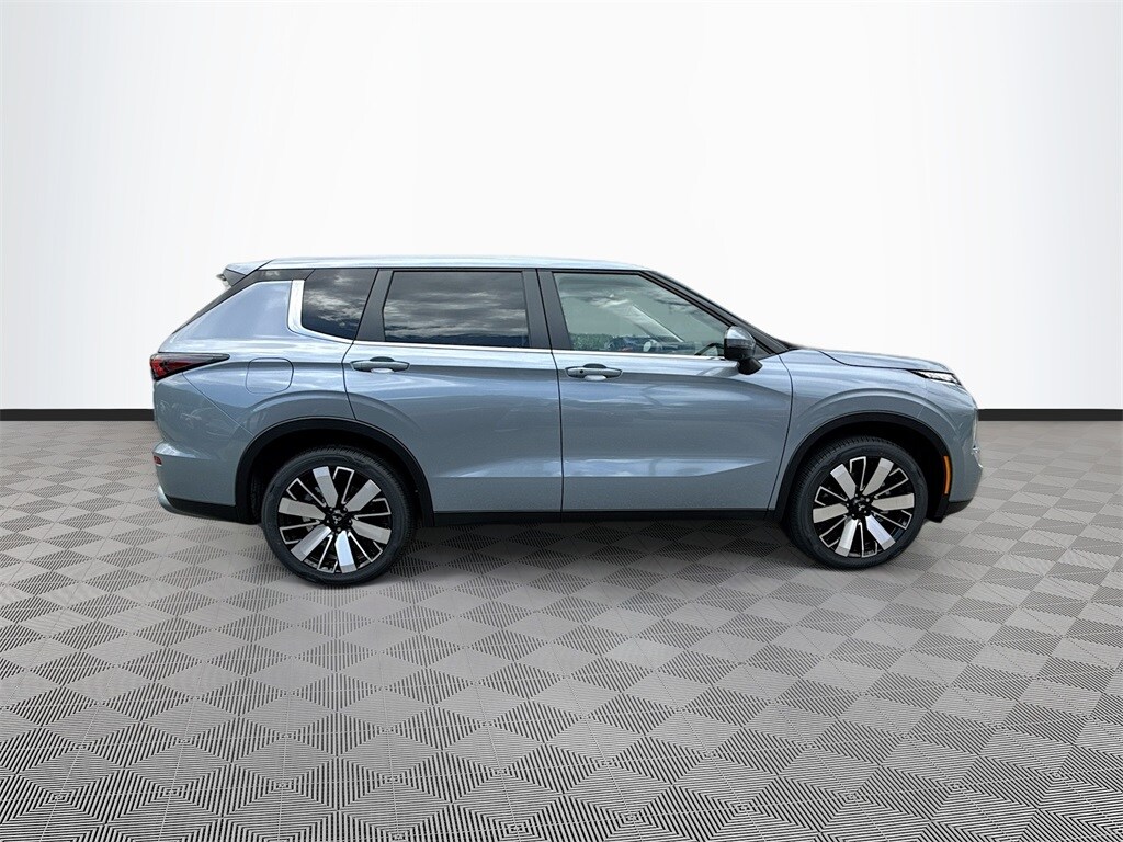 2025 Mitsubishi Outlander SE photo 4