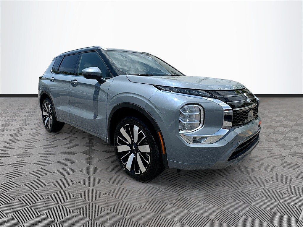 2025 Mitsubishi Outlander SEL photo 3