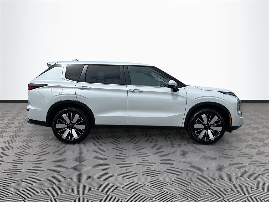 2025 Mitsubishi Outlander SE photo 4