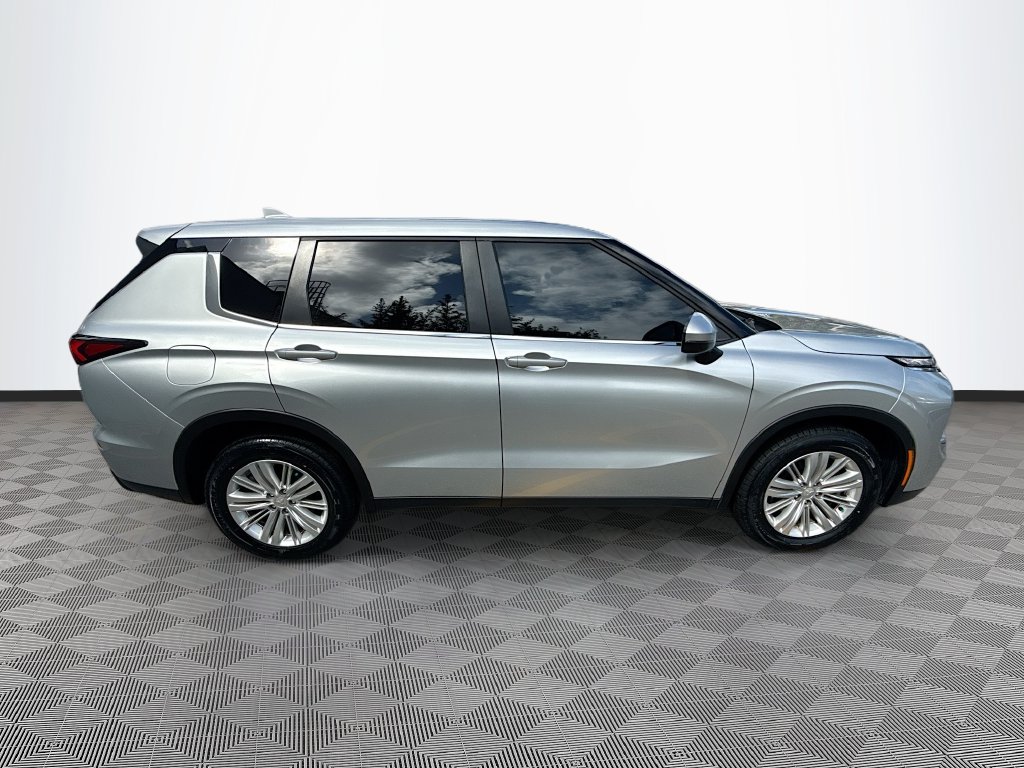 2024 Mitsubishi Outlander ES - Photo 9