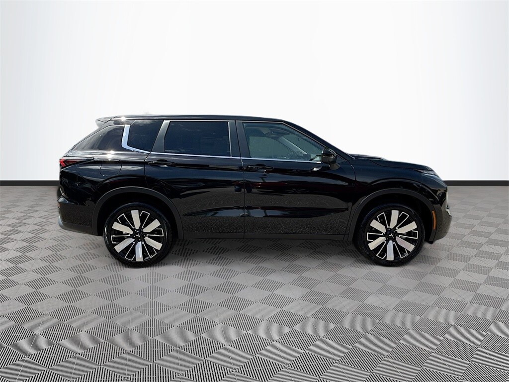 2025 Mitsubishi Outlander SE photo 4