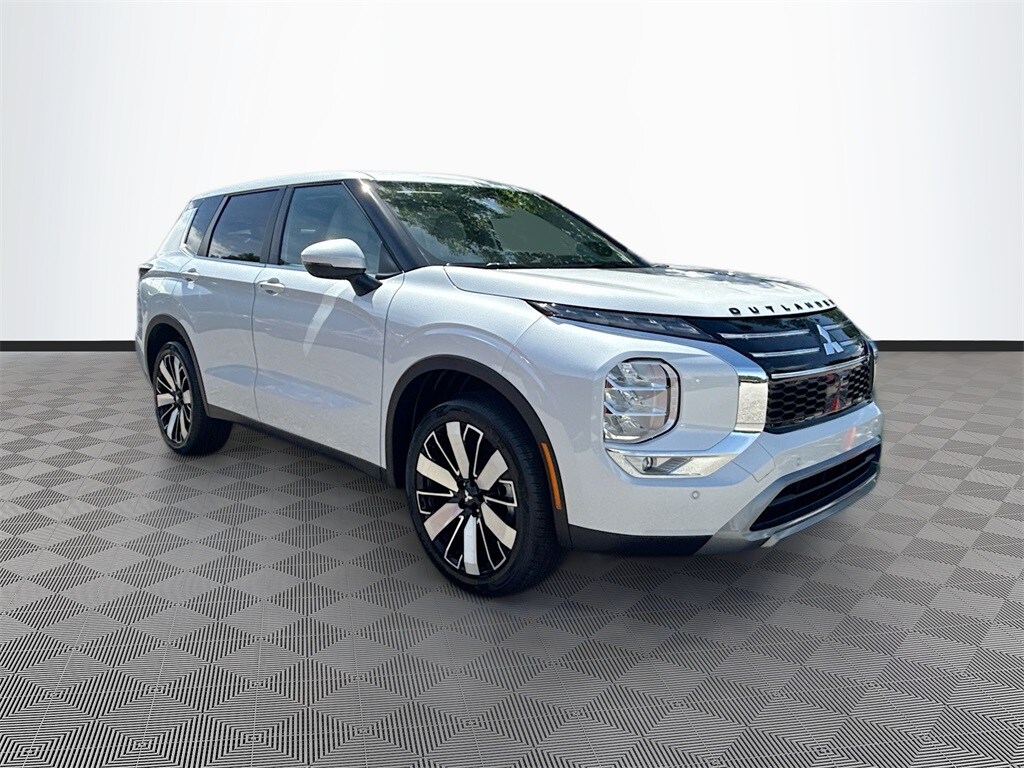 2025 Mitsubishi Outlander SE photo 3