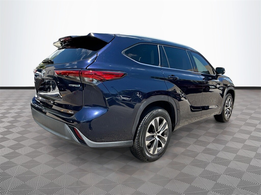 2022 Toyota Highlander Hybrid XLE photo 3