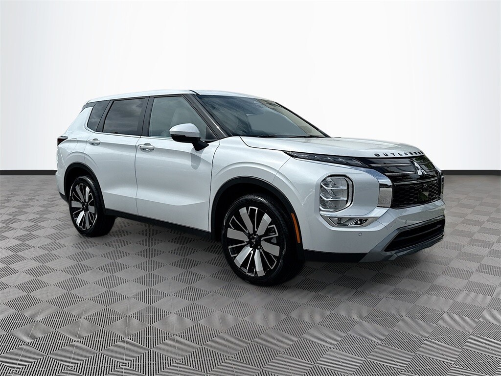 2025 Mitsubishi Outlander SE photo 3
