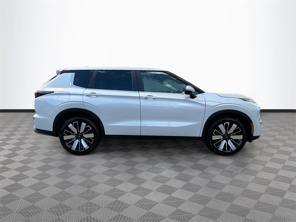 2025 Mitsubishi Outlander SE photo 4