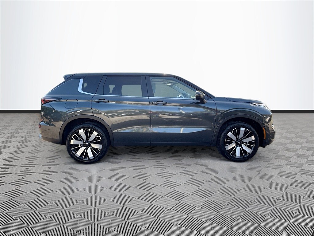2025 Mitsubishi Outlander SE photo 3
