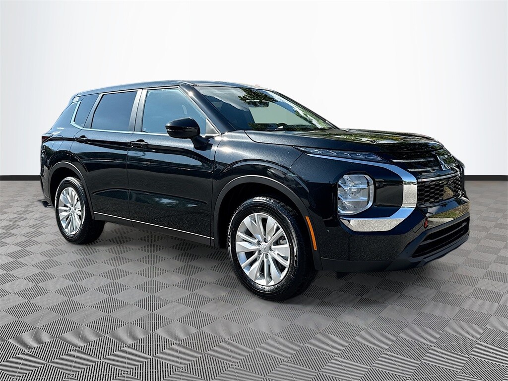 2025 Mitsubishi Outlander ES photo 3