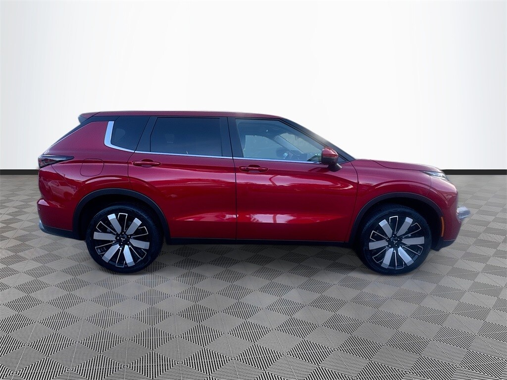 2025 Mitsubishi Outlander SE photo 4