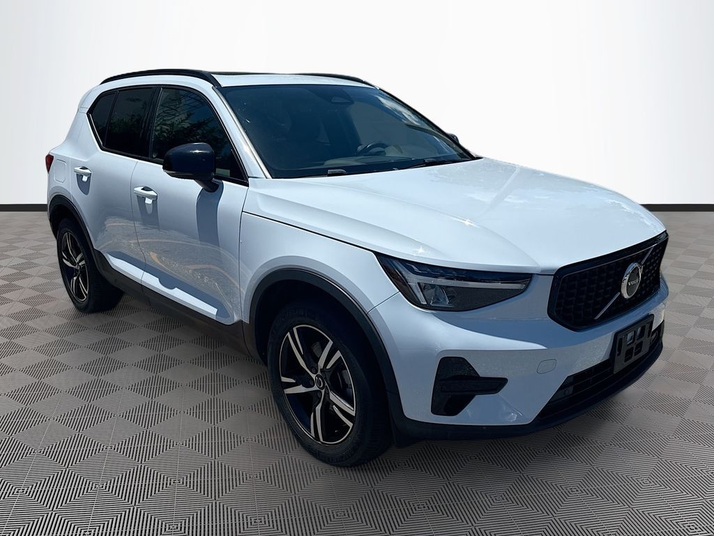 Used 2024 Volvo XC40 B5 Core SUV