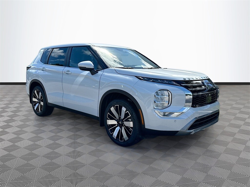 2025 Mitsubishi Outlander SE photo 2