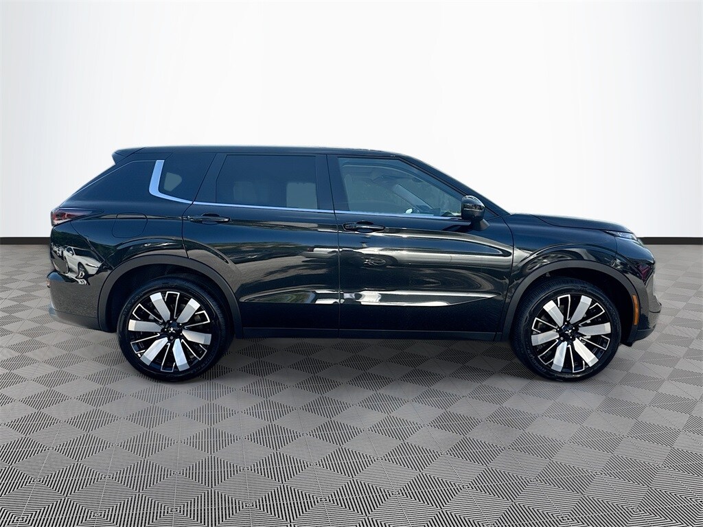 2025 Mitsubishi Outlander SE photo 4