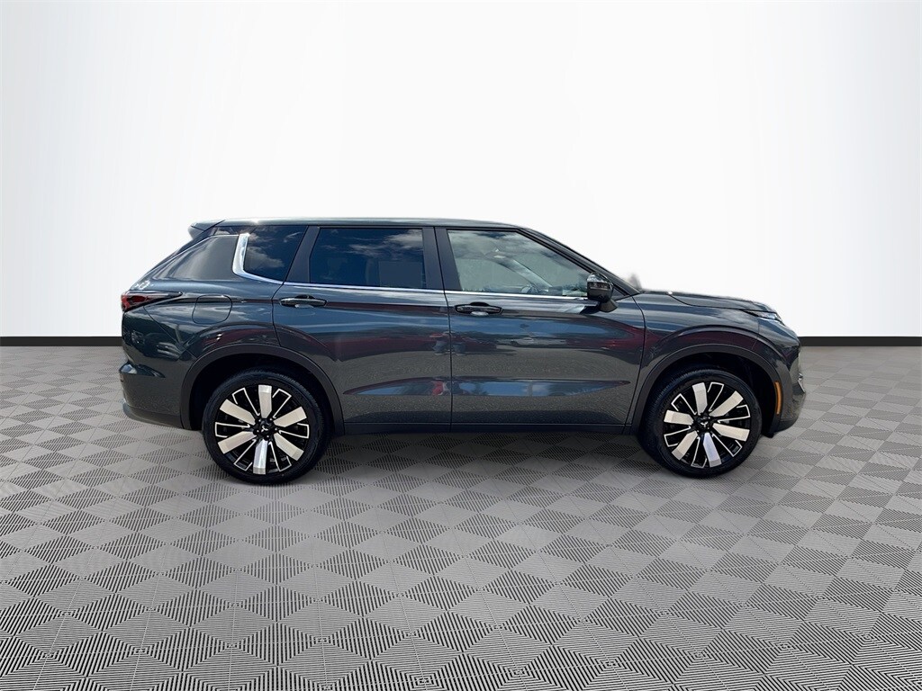 2025 Mitsubishi Outlander SE photo 3