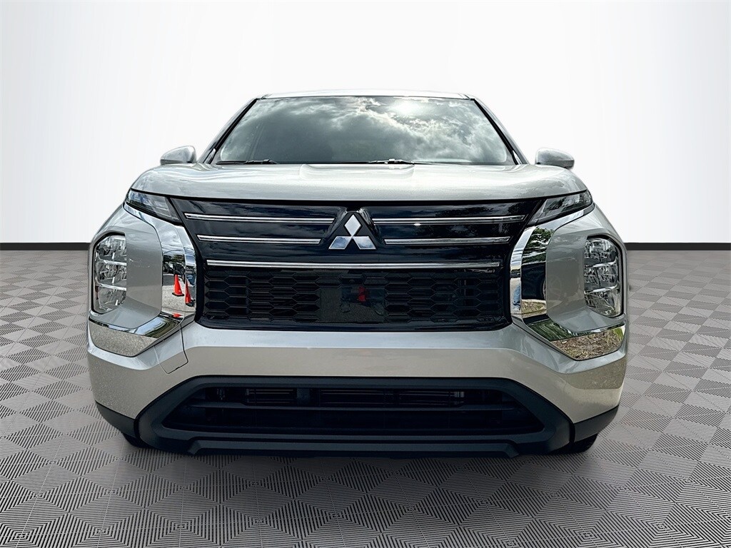 2025 Mitsubishi Outlander ES photo 2