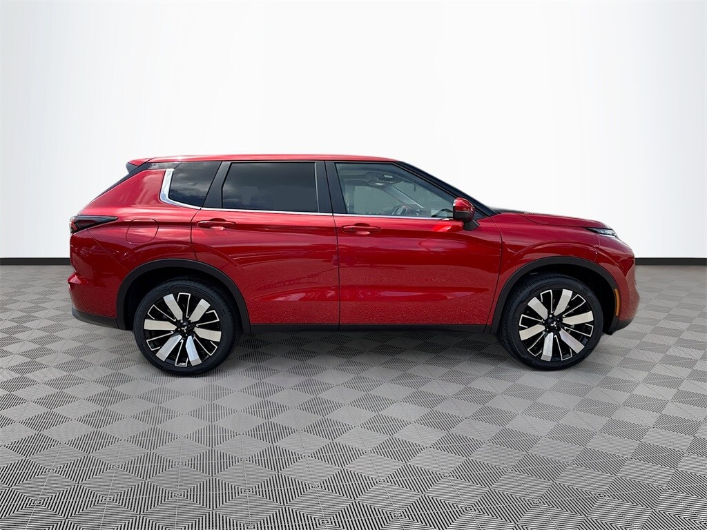 2025 Mitsubishi Outlander SE photo 4