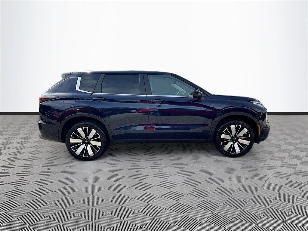2025 Mitsubishi Outlander SE photo 4