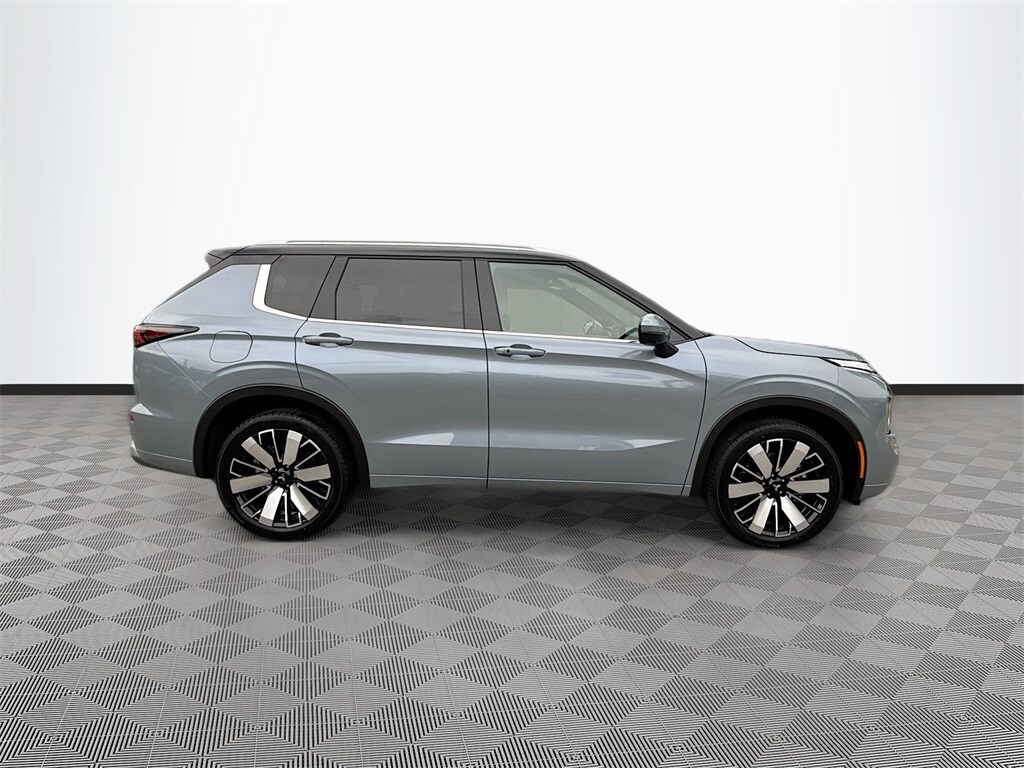 2025 Mitsubishi Outlander SEL photo 2