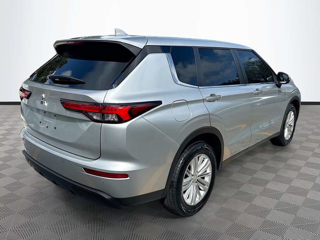 2024 Mitsubishi Outlander ES - Photo 8