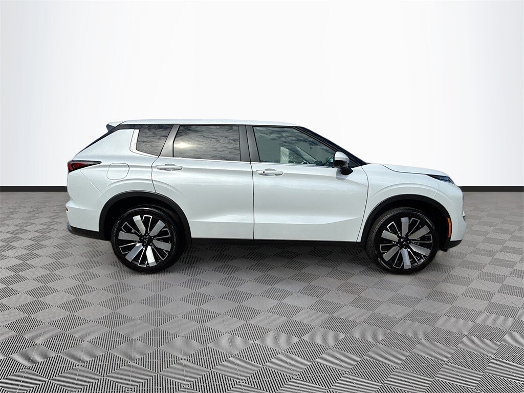 2025 Mitsubishi Outlander SE photo 4