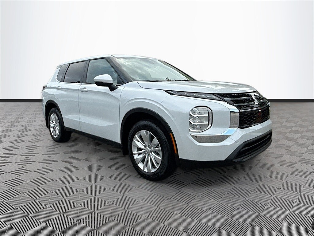 2025 Mitsubishi Outlander ES photo 3