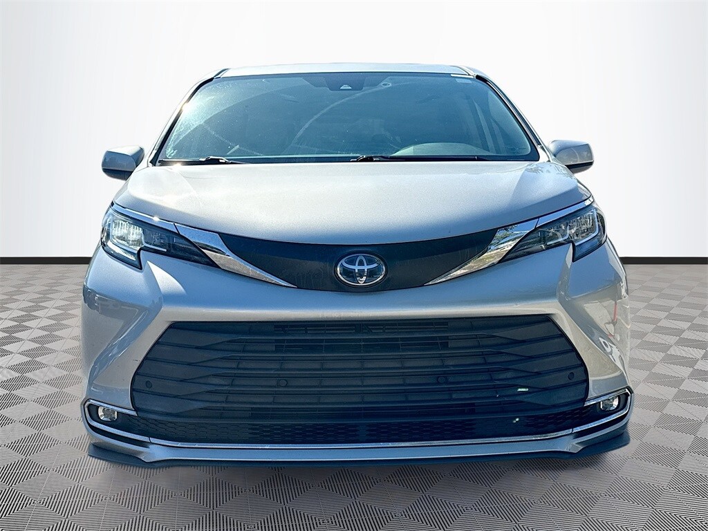 2022 Toyota Sienna XLE photo 2