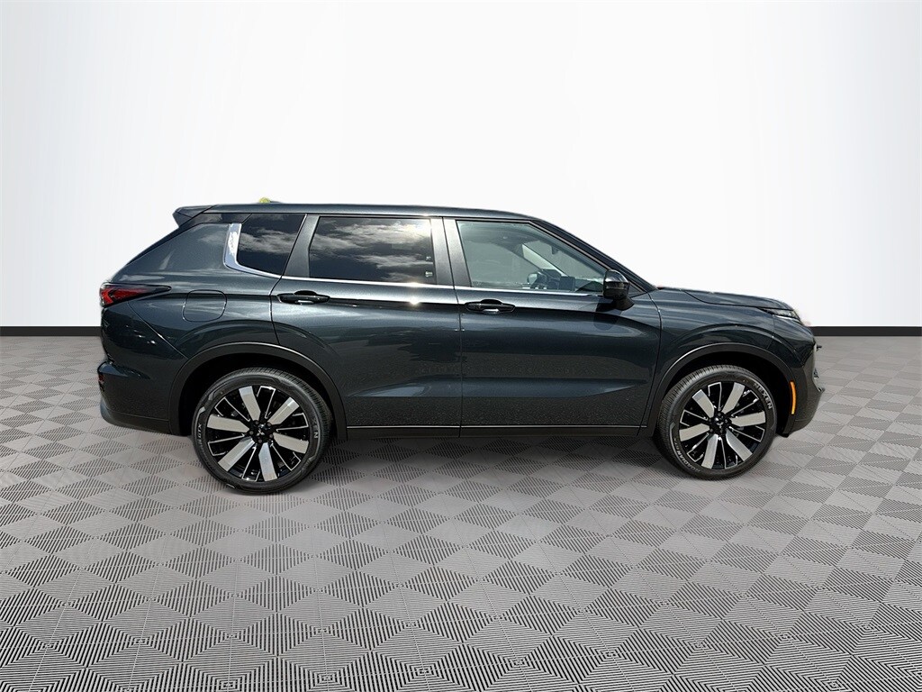 2025 Mitsubishi Outlander SE photo 4