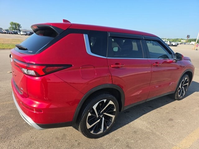 2024 Mitsubishi Outlander SE photo 2
