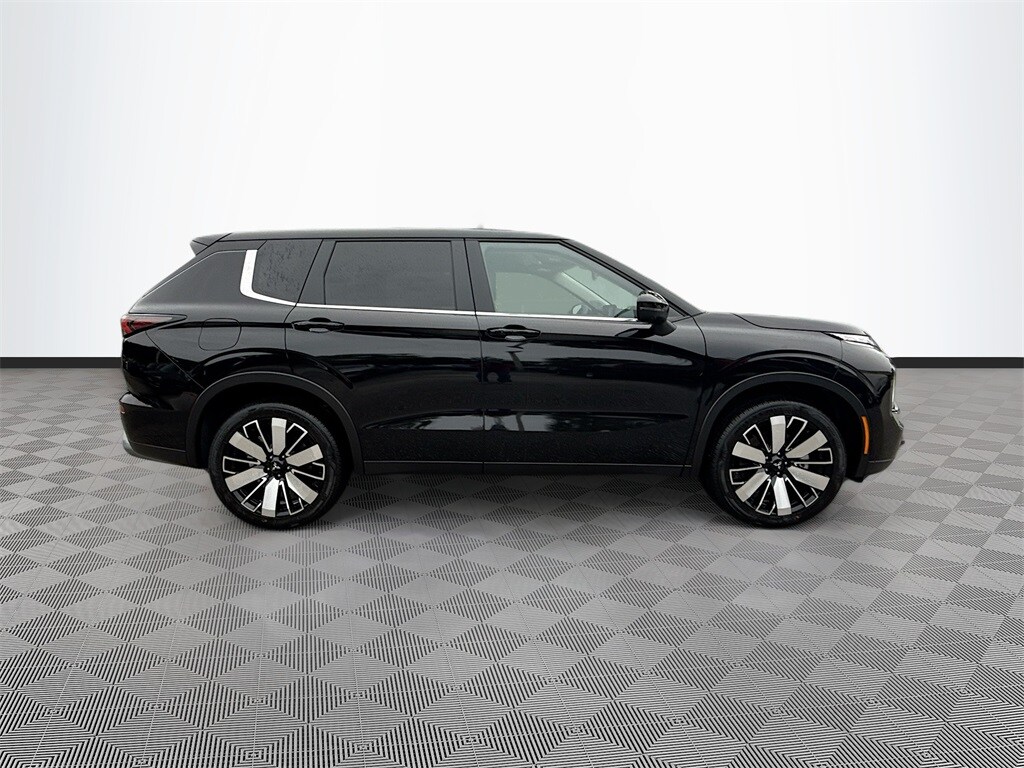 2025 Mitsubishi Outlander SE photo 4