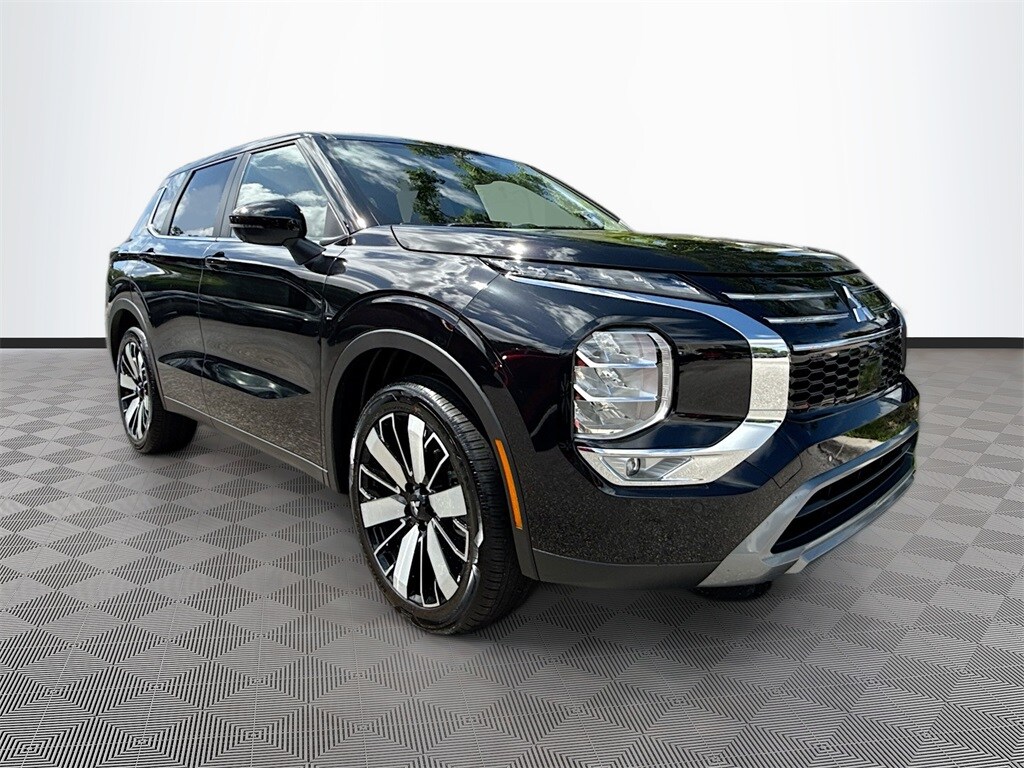 2025 Mitsubishi Outlander SE photo 3