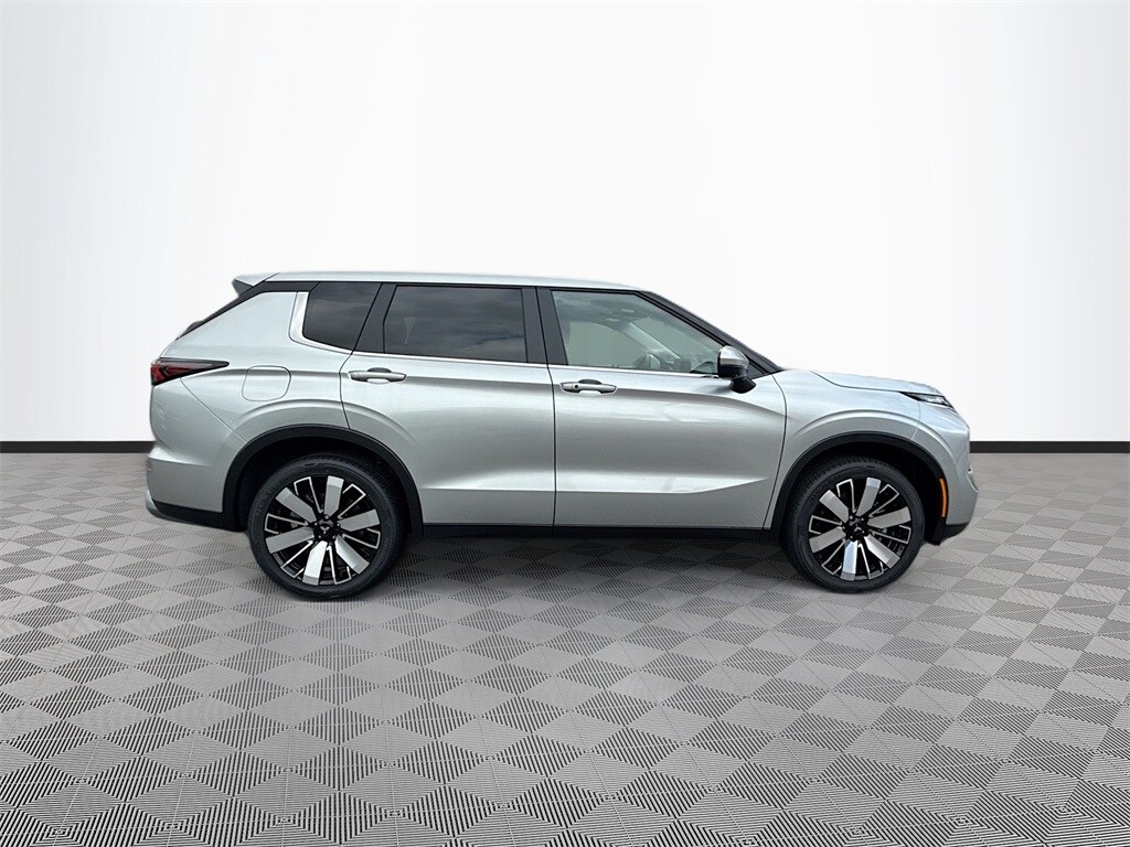 2025 Mitsubishi Outlander SE photo 4