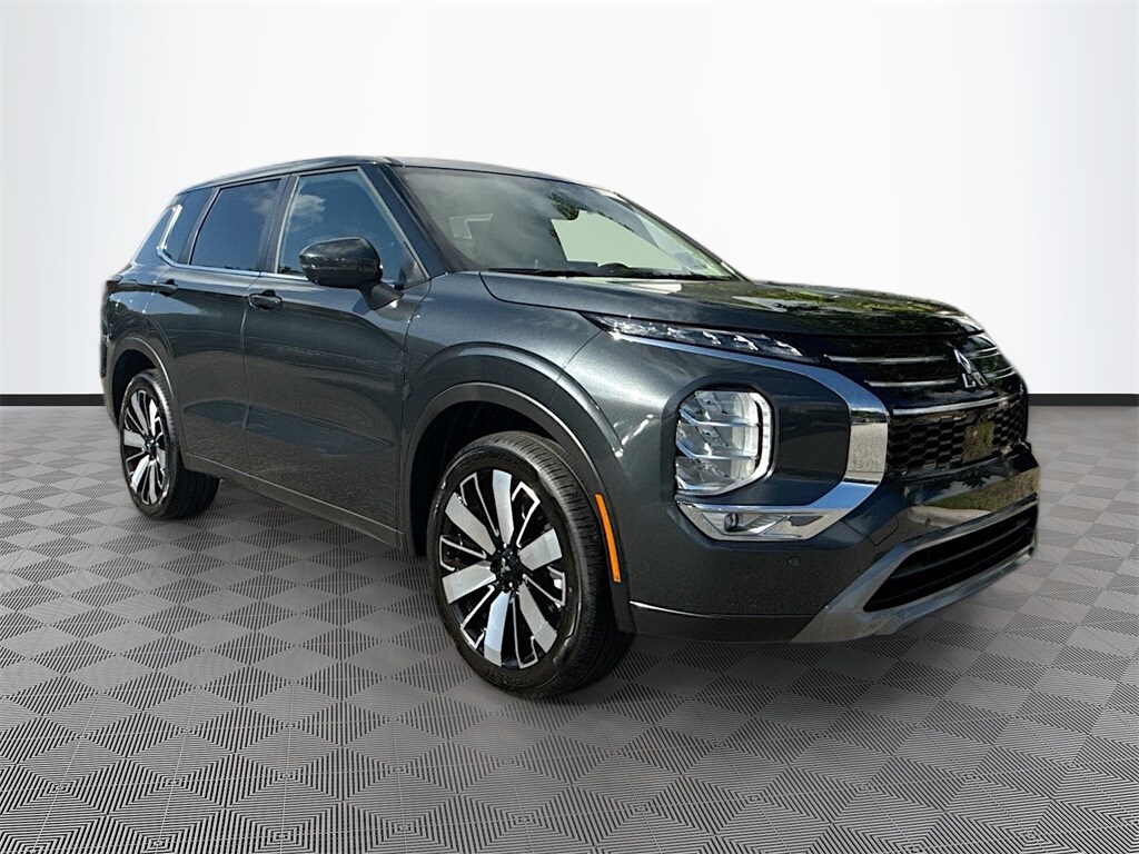 2025 Mitsubishi Outlander SE photo 3