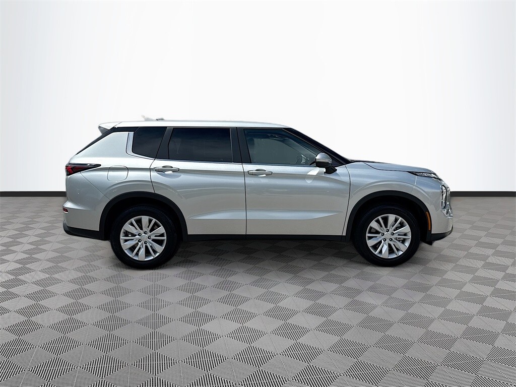 2025 Mitsubishi Outlander ES photo 2