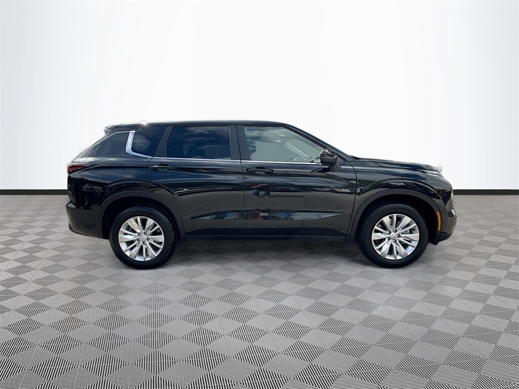 2025 Mitsubishi Outlander ES photo 3