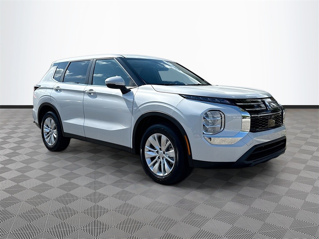 2025 Mitsubishi Outlander ES photo 3