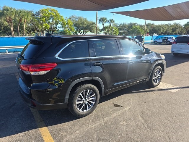 2017 Toyota Highlander XLE photo 2