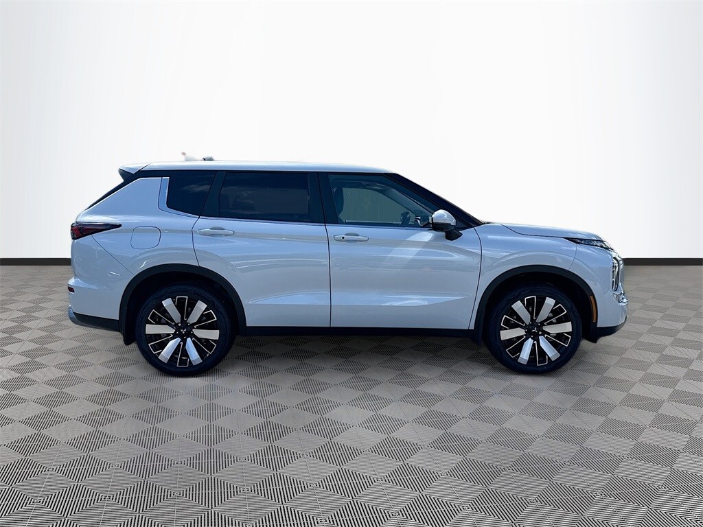 2025 Mitsubishi Outlander SE photo 3