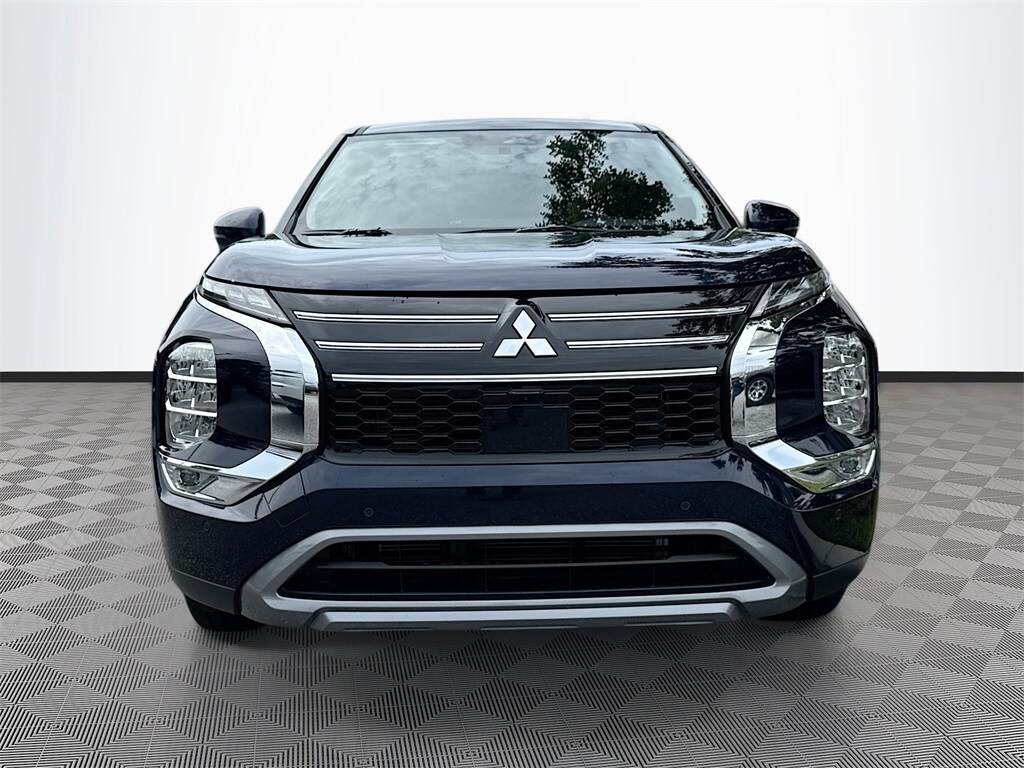 2025 Mitsubishi Outlander SE photo 2