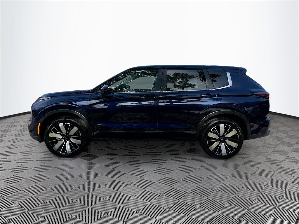2025 Mitsubishi Outlander SE photo 3