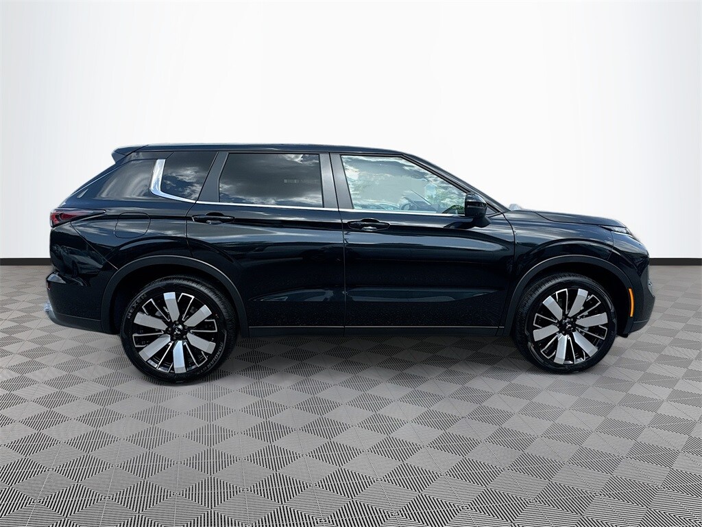 2025 Mitsubishi Outlander SE photo 4