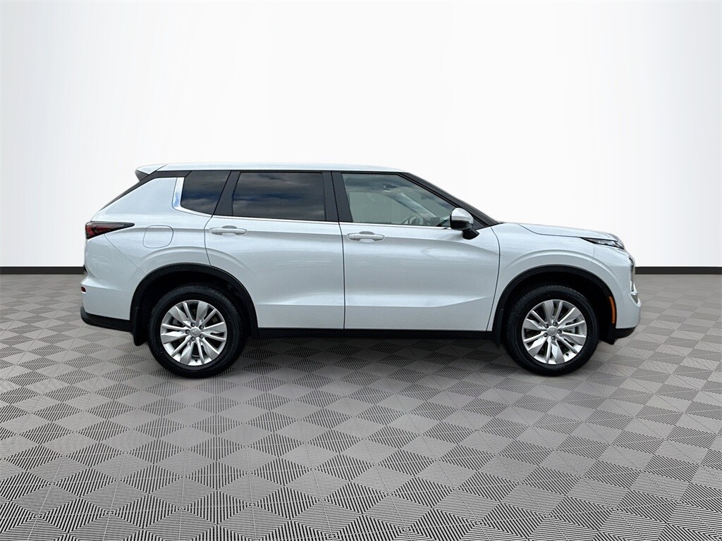 2025 Mitsubishi Outlander ES photo 4