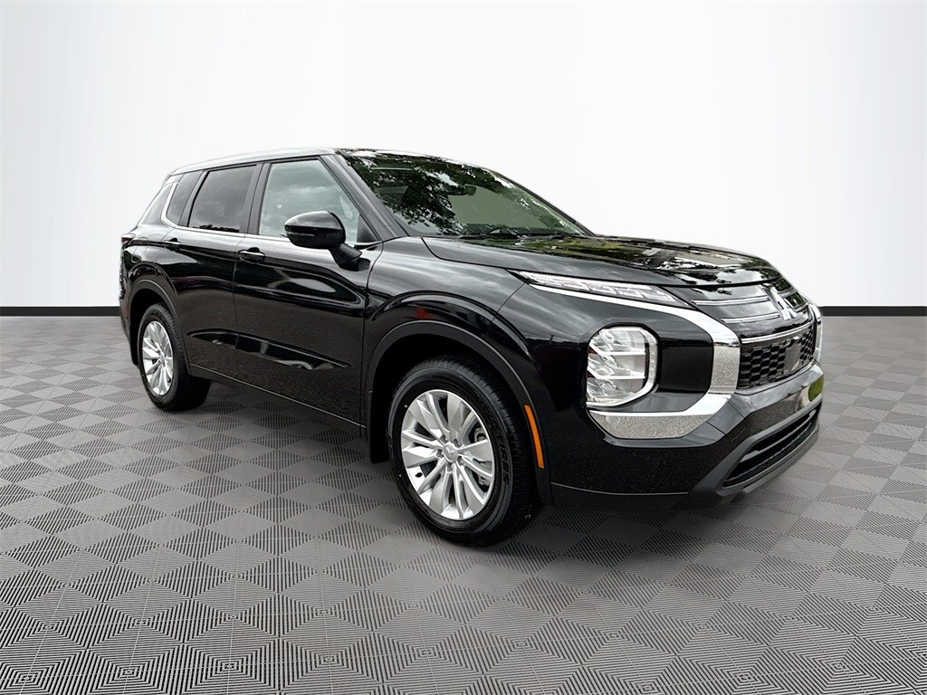 2025 Mitsubishi Outlander ES photo 3