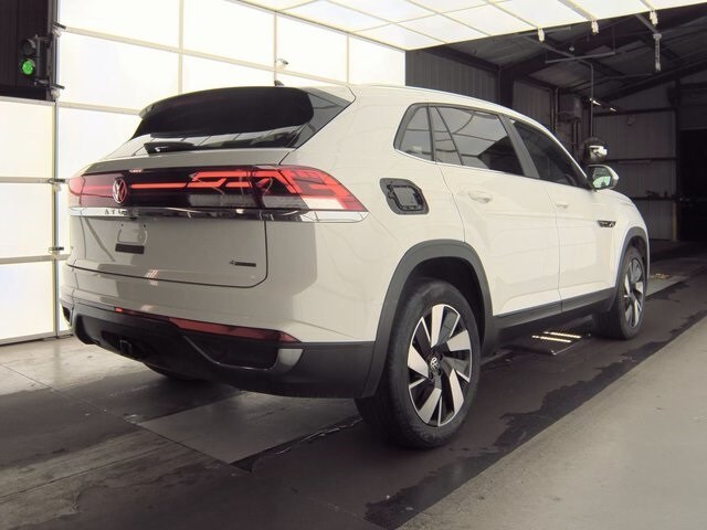 2024 Volkswagen Atlas Cross Sport SE Technology photo 2