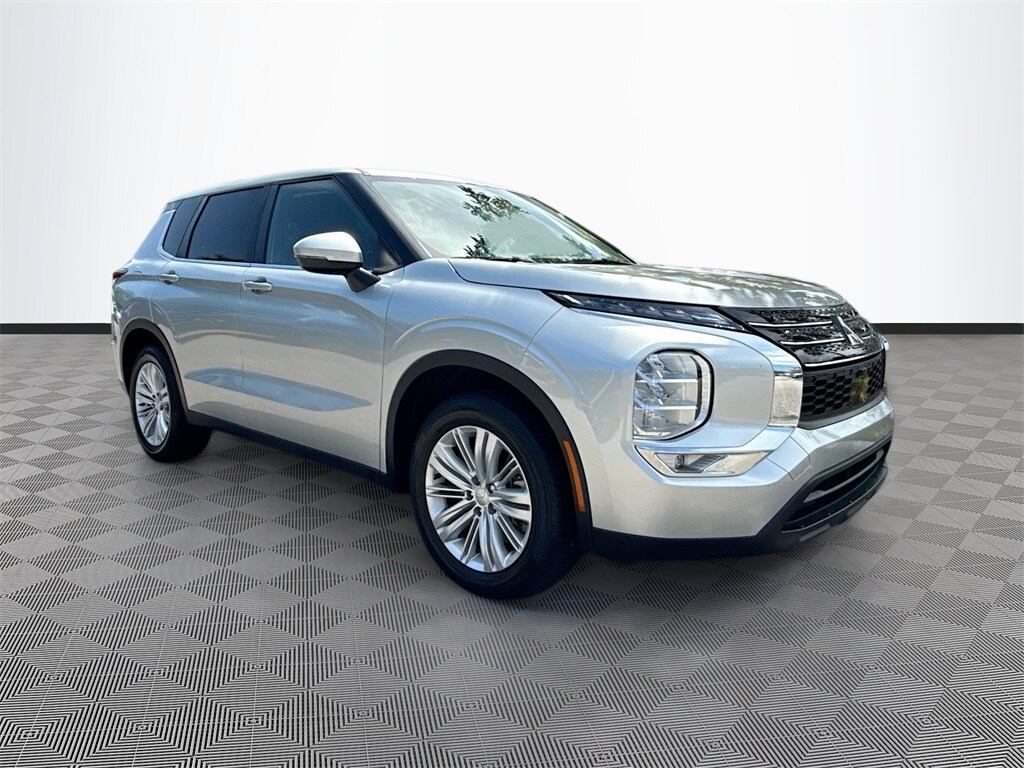 2024 Mitsubishi Outlander ES photo 3