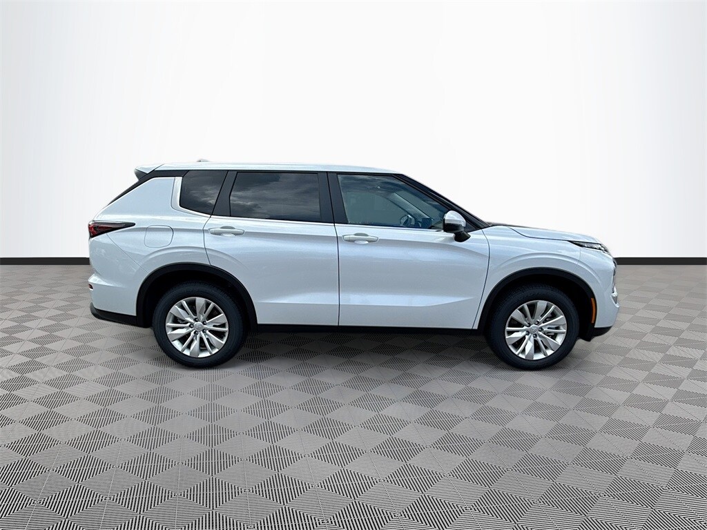2025 Mitsubishi Outlander ES photo 3