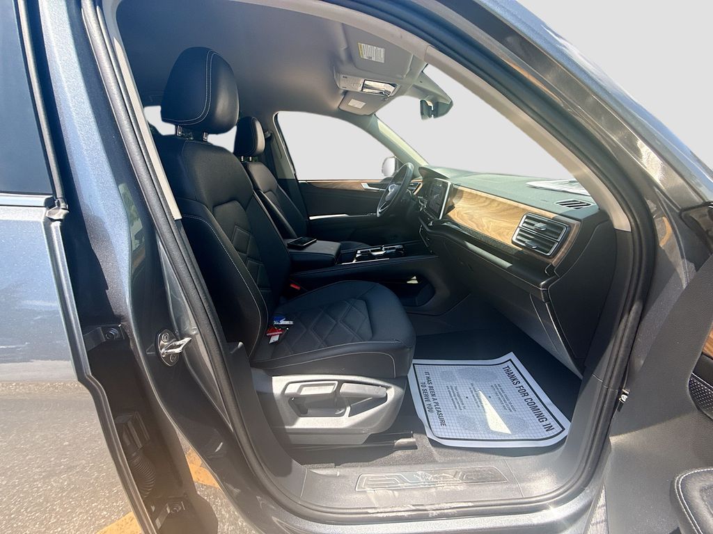 2025 Volkswagen Atlas SE w/Tech - Photo 32