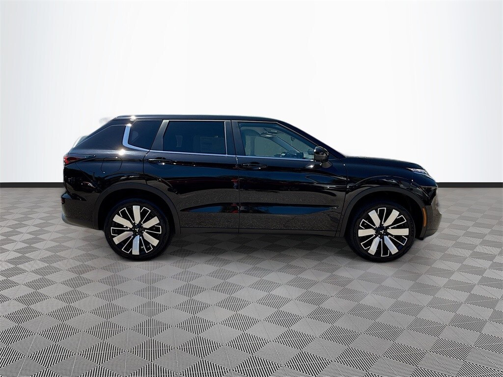 2025 Mitsubishi Outlander SE photo 2
