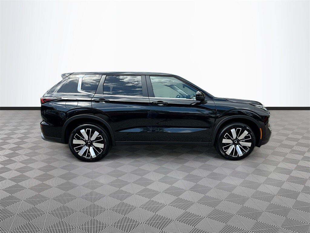 2025 Mitsubishi Outlander SE photo 4